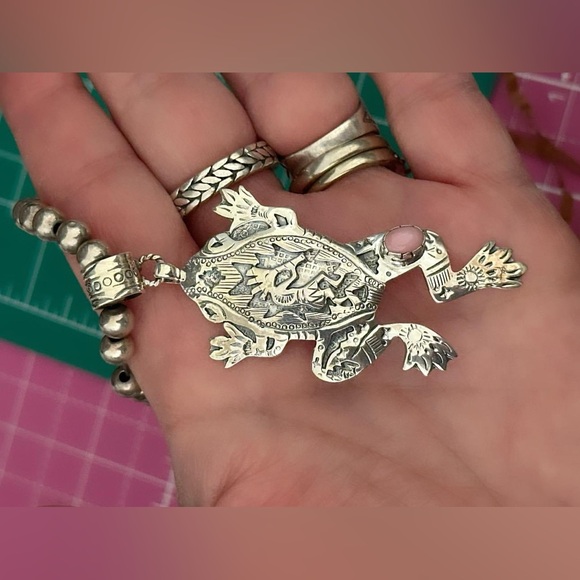 Sold 🌸 Pink conch frog storyteller southwestern Sterling silver pendant - Picture 3 of 8